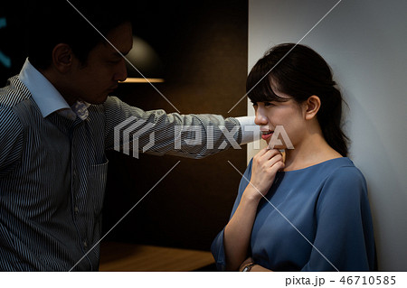男性に口説かれる女性 壁ドンの写真素材