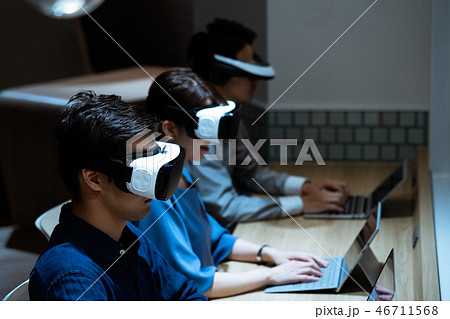 VRゴーグルを使っている男性と女性 46711568