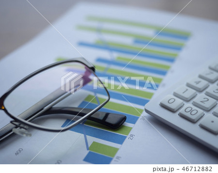 ビジネスイメージ・グラフ・メガネ・電卓 46712882