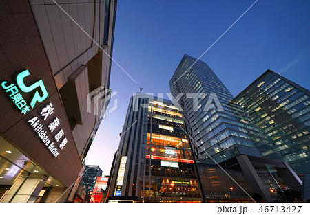 日本の東京都市景観　東京・秋葉原駅前のビジネス街化する街並みを望む 46713427