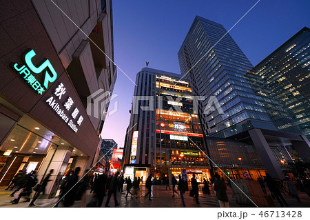 日本の東京都市景観 東京・秋葉原駅前のビジネス街化する街並みを望む 日本の東京都市景観 東京・秋葉原駅前のビジネス街化する街並みを望む 46713428