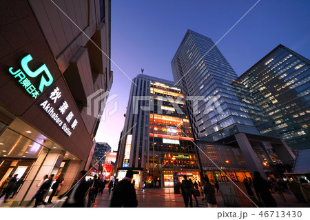 日本の東京都市景観 東京・秋葉原駅前のビジネス街化する街並みを望む 日本の東京都市景観 東京・秋葉原駅前のビジネス街化する街並みを望む 46713430