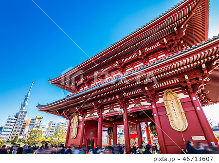 浅草寺宝蔵門と東京スカイツリーの写真素材