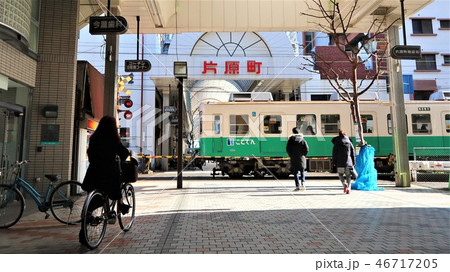 商店街を横切る琴電電車1 商店街を横切る琴電電車1 46717205