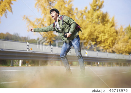 手伸張 手を伸ばす 若い男 46718976