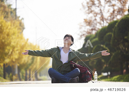 屋外 室外 若い男 46719026