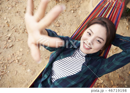 屋外 室外 若い女性 46719198