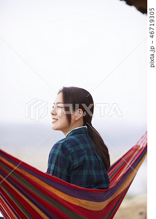 屋外 室外 若い女性 46719305