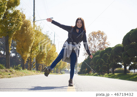 若い女性 キャンプ キャンピング 46719432