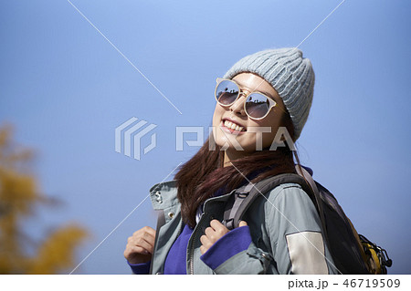 屋外 室外 若い女性 46719509