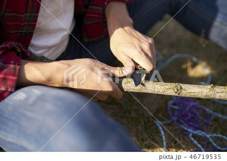 削り 皮をむく 男 46719535