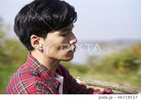 屋外 室外 若い男 46719537