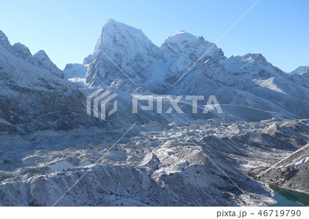 ゴ－キョ・ピ－クへの登りから見たゴジュンバ氷河 46719790