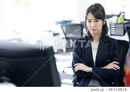 ビジネス　悩む　ビジネスウーマン 46719819