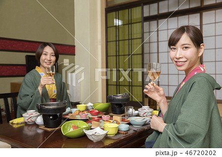 女子旅 温泉旅館 食事シーンの写真素材 4672