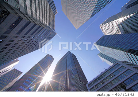日本の東京都市景観　太陽光と大手町の摩天楼を望む（画面中央上は大手町プレイス） 46721342