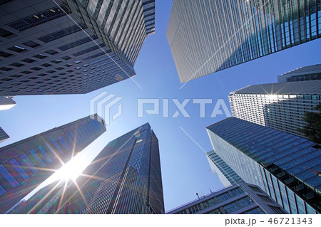 日本の東京都市景観 太陽光と大手町の摩天楼を望む(画面右上は大手町プレイス) 日本の東京都市景観 太陽光と大手町の摩天楼を望む(画面右上は大手町プレイス) 46721343