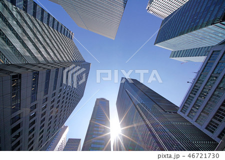 日本の東京都市景観 太陽光と大手町の摩天楼を望む(画面中央上は大手町プレイス) 日本の東京都市景観 太陽光と大手町の摩天楼を望む(画面中央上は大手町プレイス) 46721730
