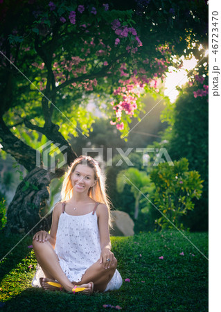 Portrait of a beautiful smiling woman 46723470