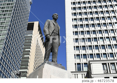 日本の東京都市景観　ビジネス街・東京駅丸の内側の駅前広場に再設置された「日本の鉄道の父」の銅像など 46723578