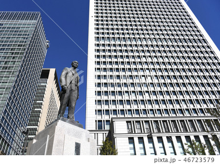 日本の東京都市景観 ビジネス街・東京駅丸の内側の駅前広場に再設置された「日本の鉄道の父」の銅像など 日本の東京都市景観 ビジネス街・東京駅丸の内側の駅前広場に再設置された「日本の鉄道の父」の銅像など 46723579