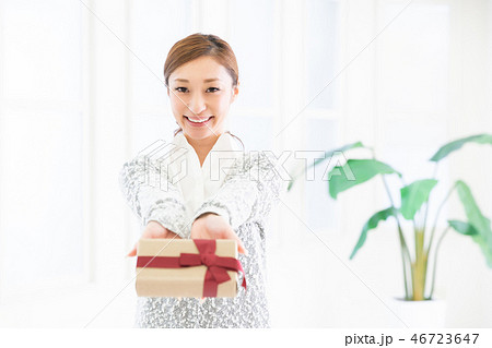 プレゼントを持つ女性 プレゼントを持つ女性 46723647