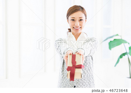 プレゼントを持つ女性 プレゼントを持つ女性 46723648