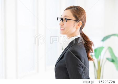 笑顔の女性　ビジネス 46723720