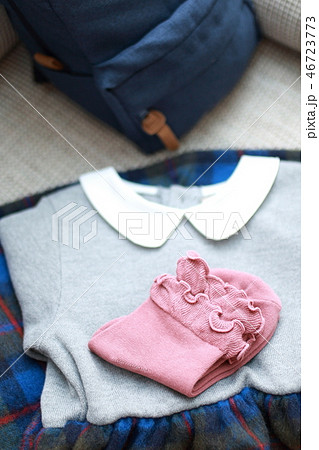 身支度 (ワンピース ナップサック リュックサック 靴下 スカート コピースペース 衣類 洋服) 46723773