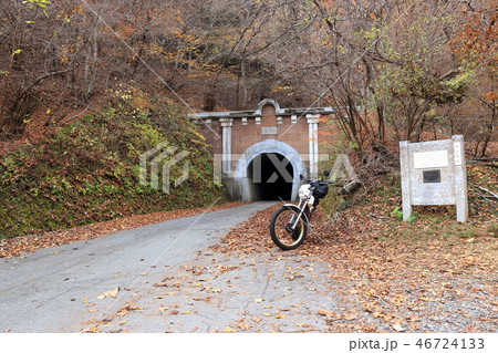バイクと秋の笹子峠旧道のトンネル　東京側 46724133