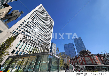日本の東京都市景観　東京駅や東京駅丸の内側の駅前広場に再設置された「日本の鉄道の父」の銅像などを望む 46724157