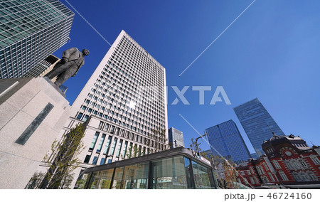 日本の東京都市景観 東京駅や東京駅丸の内側の駅前広場に再設置された「日本の鉄道の父」の銅像などを望む 日本の東京都市景観 東京駅や東京駅丸の内側の駅前広場に再設置された「日本の鉄道の父」の銅像などを望む 46724160