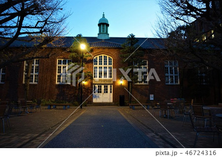 レンガ造りの建物(立教大学第一食堂)の夜景 レンガ造りの建物(立教大学第一食堂)の夜景 46724316
