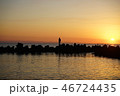 日の出と釣り人 46724435