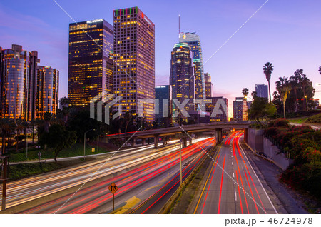 ダウンタウン、ロスアンゼルス、ビル群、夜景と車の光跡 46724978