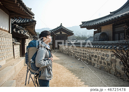 若い男 若い男性 旅行 46725478
