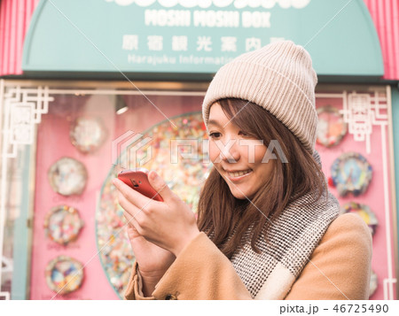 スマホを操作する女性 スマホを操作する女性 46725490