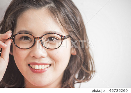 おしゃれ眼鏡の女の子 46726260