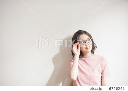 おしゃれ眼鏡の女の子 46726261