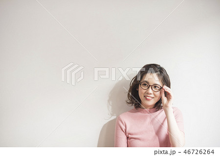 おしゃれ眼鏡の女の子 46726264