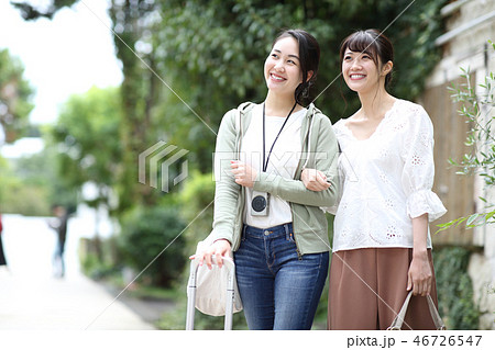 旅行する女性 46726547