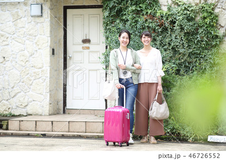 旅行する女性 46726552