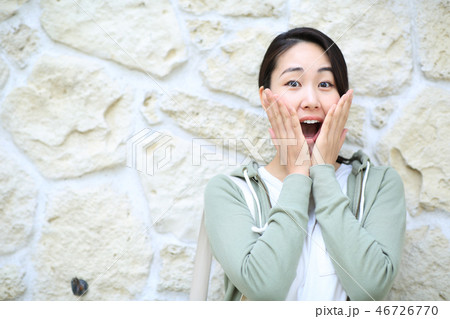 驚く女性 46726770