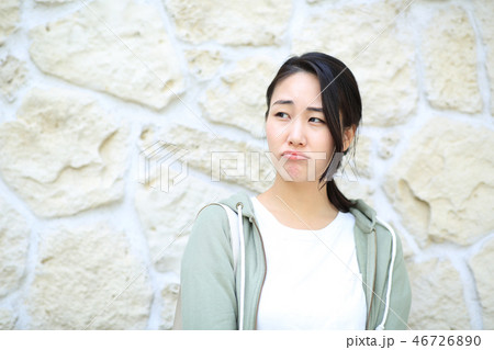 悲しむ女性 46726890