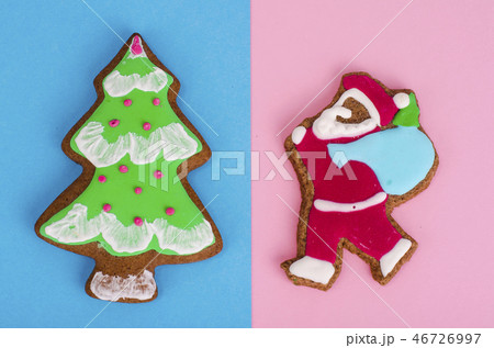 Christmas home cakes on colored paper background Christmas home cakes on colored paper background 46726997
