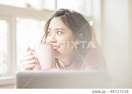 音楽を聴く女性 46727216