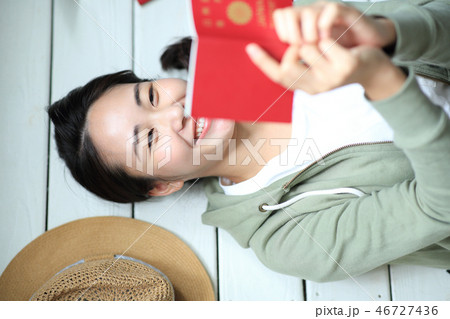 旅行する女性 旅行する女性 46727436