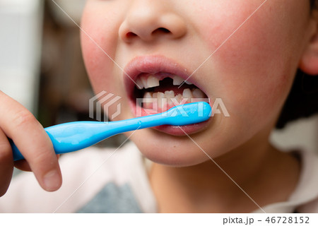 歯を磨く子供 歯を磨く子供 46728152