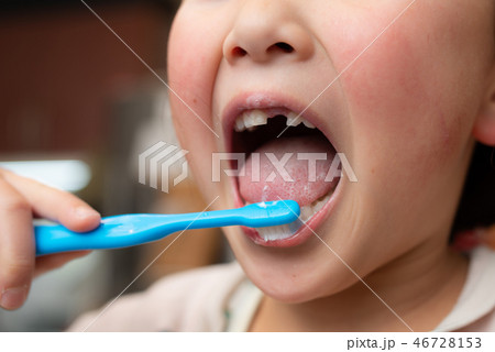 歯を磨く子供 歯を磨く子供 46728153