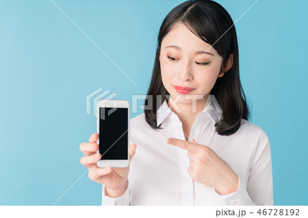 スマホを見せる女性 46728192